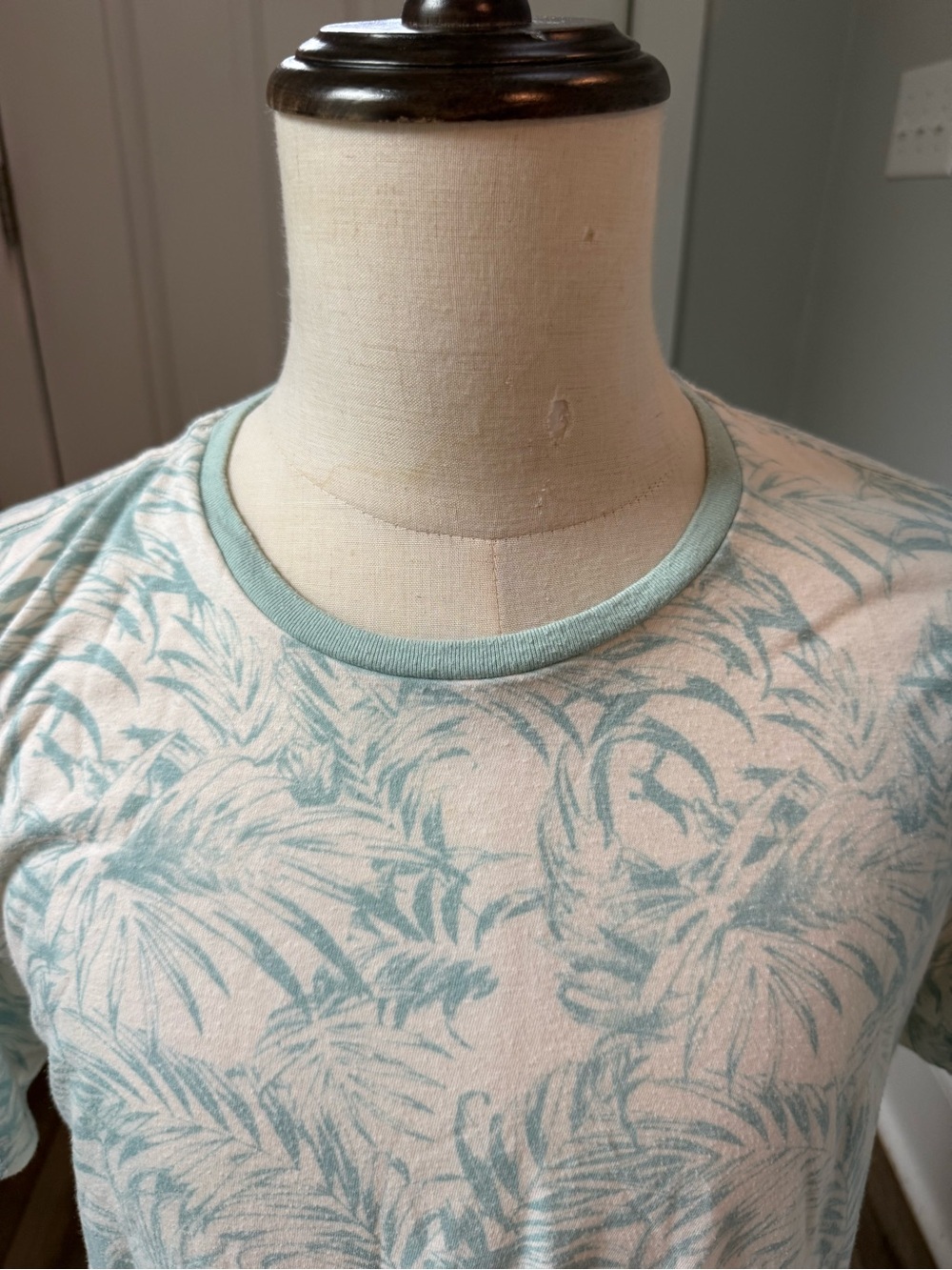 Marine Layer Men's Short Sleeve Palm-Print Crewneck in Light Aqua